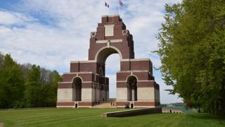 Le mémorial de Thiepval, dans la Somme, rend hommage aux soldats britanniques et sud-africains tombés durant la Première Guerre mondiale. Le mémorial de Thiepval, dans la Somme, rend hommage aux soldats britanniques et sud-africains tombés durant la Première Guerre mondiale.