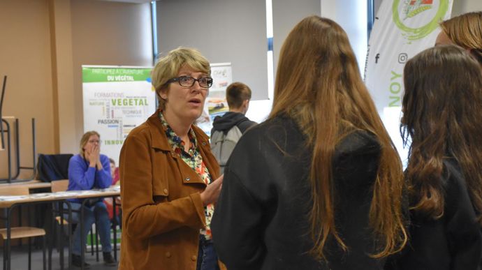 Enseignante et femme d'agriculteur, Sandrine Foucault organise, tous les ans, une semaine de découverte des métiers agricoles dans son lycée général de Pithiviers et y convie des coopératives comme Axéréal.