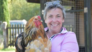 Ancienne notaire, Manuela Leduc est devenue éleveuse de poules d’exception.