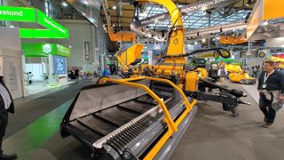 Le pick-up du Cobra 7710 T à tapis de 1 mètre de largeur, même taille que le rotor, pour un meilleur écoulement. Le pick-up du Cobra 7710 T à tapis de 1 mètre de largeur, même taille que le rotor, pour un meilleur écoulement.