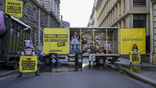 Des militants de l'ONG Greenpeace ont déversé du lisier devant le ministère de l'Agriculture pour réclamer « un moratoire sur les fermes usines ». Des militants de l'ONG Greenpeace ont déversé du lisier devant le ministère de l'Agriculture pour réclamer « un moratoire sur les fermes usines ».