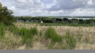 Angers, vue ici des hauteurs de la forêt urbaine du Grésillé, reste la ville la plus verte de France, selon l’Observatoire des villes vertes commandité par l’Unep et Hortis.