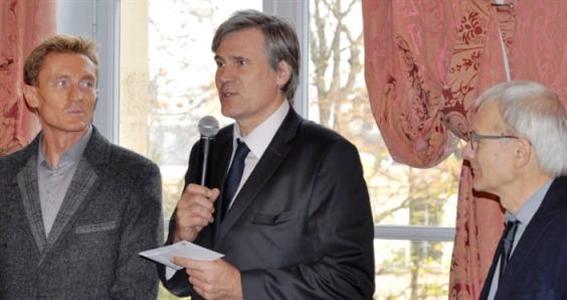 De gauche à droite : Jean-Michel Vocoret, rédacteur en chef de L’Eleveur laitier ; Stéphane Le Foll, Ministre de l’agriculture, de l’alimentation et de la forêt ; Erik Massin, président de l’Association française des journalistes agricoles.