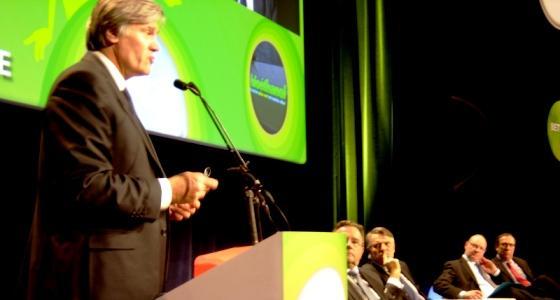 Stéphane Le Foll, ministre de l'Agriculture à l'Assemblée générale de la Cgb. En arrière plan, Joachim Rukwied, président de la Deutsche bauernverband (Dbv) et Eric Lainé, président de la Cgb.