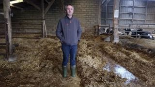 Stéphane Huyart avait encore de l’eau dans son étable le 18 novembre, mais 15 cm de moins que le niveau maximal atteint. Stéphane Huyart avait encore de l’eau dans son étable le 18 novembre, mais 15 cm de moins que le niveau maximal atteint.