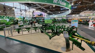 McHale dévoile la ProPel T10-1260, une faneuse à 10 rotors d'une largeur de 12,60 mètres. McHale dévoile la ProPel T10-1260, une faneuse à 10 rotors d'une largeur de 12,60 mètres.