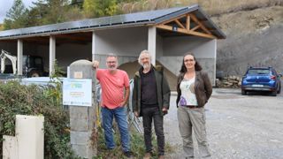Les centrales villageoises, présidées par Pierre Bertrand (au centre), louent le toit à la commune de Mens dont Gilles Barbe (à gauche) est élu à l'énergie. A droite : Danielle Hyronde est chargée des projets en autoconsommation chez CVT.