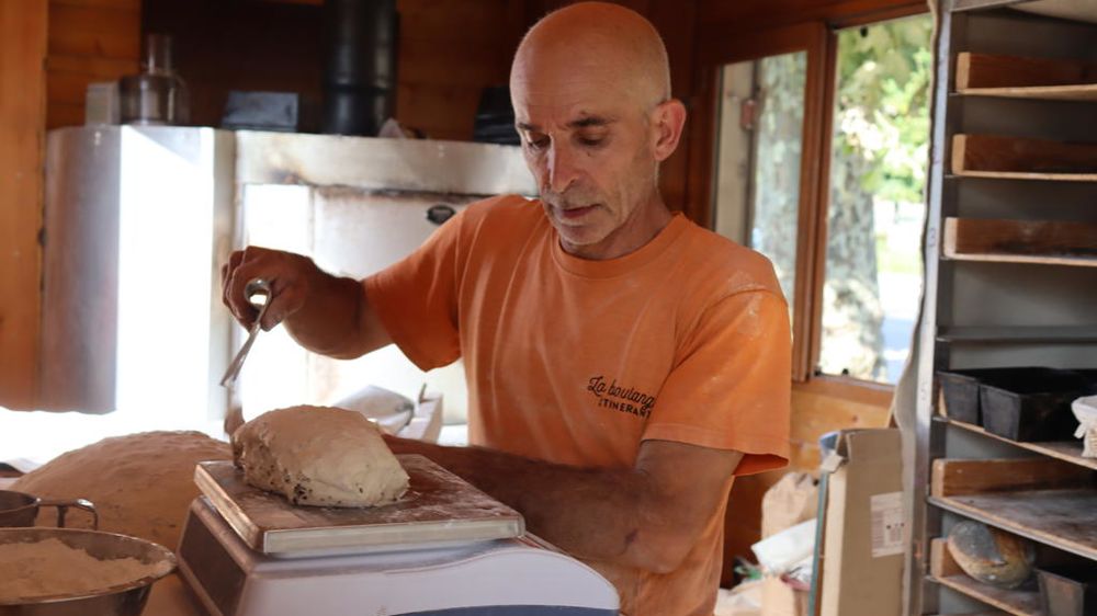 Guillaume Dubourg a créé la boulangerie itinérante en 2018, pour amener de la vie dans des villages dortoirs et éduquer au "bien manger".