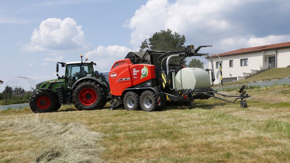 Le Fendt 720 Vario n’a montré aucune difficulté à tirer et à entraîner la VBP 7190 dans les parcelles les plus plates. Le Fendt 720 Vario n’a montré aucune difficulté à tirer et à entraîner la VBP 7190 dans les parcelles les plus plates.