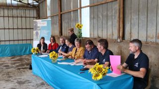 Tous les membres de la cellule de prévention ont signé une charte déontologique le 11 octobre, sur l'élevage de David Rivière (au premier plan). Tous les membres de la cellule de prévention ont signé une charte déontologique le 11 octobre, sur l'élevage de David Rivière (au premier plan).
