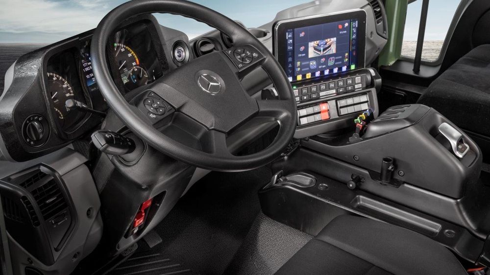 L’Unimog de Mercedes-Benz se pilote depuis sa console centrale L’Unimog de Mercedes-Benz se pilote depuis sa console centrale