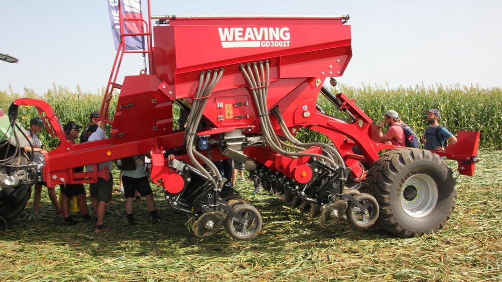 Le semoir à doubles disques GD3001T de Weaving possède deux trémies indépendantes. Chaque élément est équipé de deux descentes.