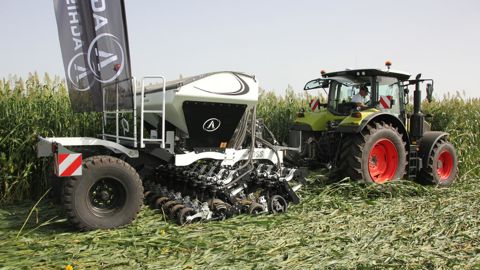 Le mBoss d’Agrisem est un modèle compact de 3 m de largeur équipé d’une double trémie de série.