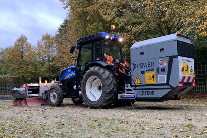 Mod&egrave;le XPower XPU avec sa g&eacute;n&eacute;ratrice sur tracteur &agrave; l'arri&egrave;re et son module compos&eacute; de lamelles m&eacute;talliques conductrices &agrave; l'avant.&nbsp;