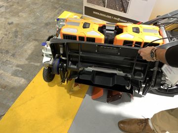 Sous le clapet lat&eacute;ral qui se soul&egrave;ve, les lamelles m&eacute;talliques du dispositif (&eacute;lectrodes) sont visibles.