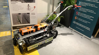 Ce modèle de désherbeur électrique à conducteur marchant nommé ZAP Weeder, est la première machine compacte développée par Zasso.