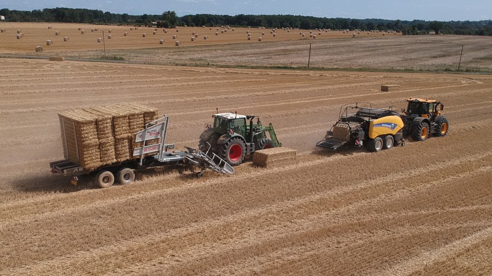 L’ETA presse environ 15 000 bottes par an et gère la mise en tas en bout de champ dans une majorité de chantiers. L’ETA presse environ 15 000 bottes par an et gère la mise en tas en bout de champ dans une majorité de chantiers.