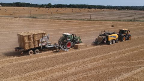 L’ETA presse environ 15 000 bottes par an et gère la mise en tas en bout de champ dans une majorité de chantiers. L’ETA presse environ 15 000 bottes par an et gère la mise en tas en bout de champ dans une majorité de chantiers.