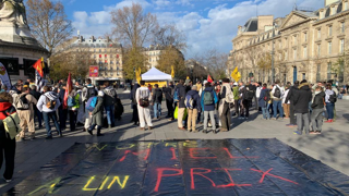 Une centaine d'apiculteur se sont mobilisés à Paris pour réclamer une aide d'urgence de 40 millions d'euros et l'introduction d'un prix minimum d'entrée face à leur production invendue en 2023. Une centaine d'apiculteur se sont mobilisés à Paris pour réclamer une aide d'urgence de 40 millions d'euros et l'introduction d'un prix minimum d'entrée face à leur production invendue en 2023.