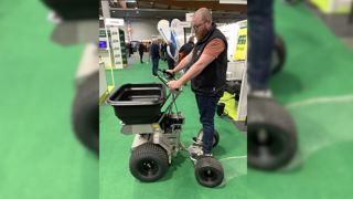 Fraîchement débarqué des États-Unis, le modèle XC FS1200 a été présenté tout récemment au salon 48h du Gazon Sport Pro en novembre 2023. Il est également exposé sur le salon Paysalia.