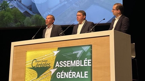 Ulrich Housseau (à g.), directeur général de Centre Ouest céréales, a évoqué, lors de l'assemblée générale du 1er décembre, un « chiffre d'affaires record dans l'histoire du groupe ». Ici aux côtés d'Emmanuel Massicot, président (au centre), et de Pierre-Adrien Flages, DGA.