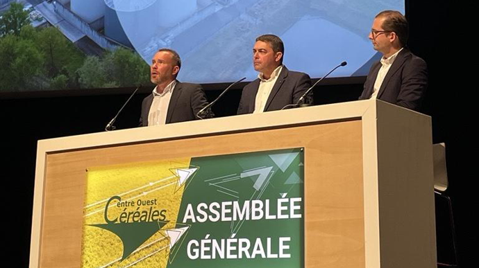 Ulrich Housseau (à g.), directeur général de Centre Ouest céréales, a évoqué, lors de l'assemblée générale du 1er décembre, un « chiffre d'affaires record dans l'histoire du groupe ». Ici aux côtés d'Emmanuel Massicot, président (au centre), et de Pierre-Adrien Flages, DGA.