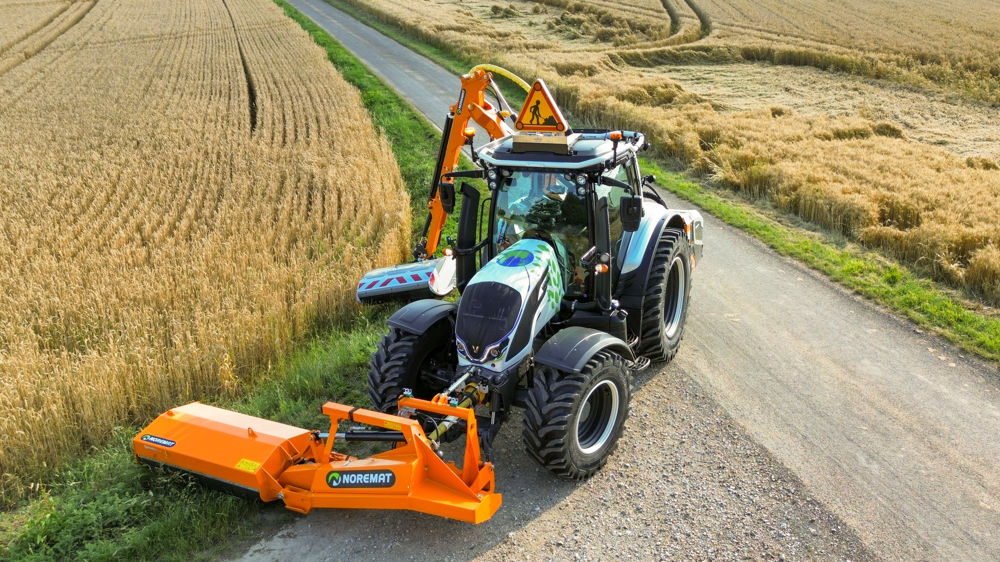 C'est un modèle Valtra N155 disponible dans les référencements Ugap qui sert à démontrer la pertinence d'utilisation du carburant Altens PUR-XTL auprès de la clientèle.