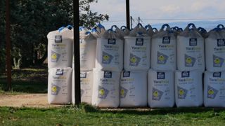 Une tonne d’ammoniac produite, c’est deux tonnes de CO2 dégagées », chiffre Delphine Guey, directrice de la communication, des affaires publiques et de l’engagement sociétal de Yara France.