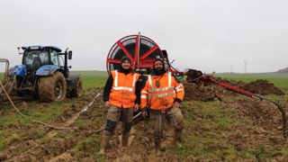 Maxime et Lucas débouchent des drains pour éviter aux agriculteurs de reposer des drains neufs.