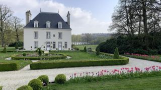 La transmission du patrimoine bâti va souvent de soi, mais quelle protection du vivant, qu’il accompagne ou pas ce bâti, lors de la transmission ? Pour protéger les végétaux, et en particulier les collections, le CCVS propose un manifeste qui déboucherait sur un label, PVV, pour patrimoine végétal vivant.