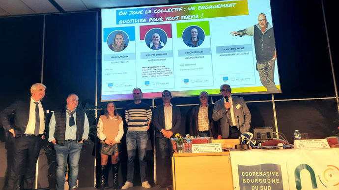 De gauche à droite lors de l’AG de Bourgogne du Sud, vendredi 8 décembre, à Beaune (Côte-d'Or) : Bertrand Combemorel, DG de Bourgogne du sud, les nouveaux administrateurs, Marc Lièvremont (3e à dr.), ancien rugbyman, et Lionel Borey, le président de la coopérative.