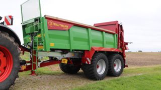 L'épandeu à fumier Strautmann VS 2005 est équipé de pneus de 30,5''.