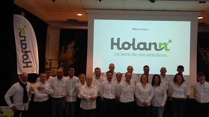 L'équipe du négoce Holann lors de la révélation de son nom, vendredi 8 décembre, à Tinténiac (Ille-et-Vilaine), avec Laurent Saquet, son dirigeant (au 1er rang, 5e à partir de la droite).
