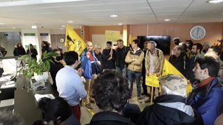 A l’appel de la fédération régionale des Civam et de la Confédération paysanne de Bretagne, plus d’une centaine de paysans font le siège de la Draaf à Rennes. A l’appel de la fédération régionale des Civam et de la Confédération paysanne de Bretagne, plus d’une centaine de paysans font le siège de la Draaf à Rennes.