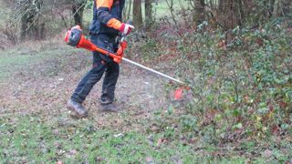 Les propriétaires soumis à une obligation de débroussaillage doivent la respecter sur leur terrain, mais aussi sur 50 mètres de profondeur autour de leur habitation sans tenir compte des limites de leur propriété.