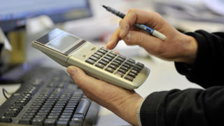Pour la Coordination rurale, la MSA ne respecte pas la loi sur les retraites des non-salariés, permettant aux personnes concernées de porter leurs pensions à un minimum de 85 % du Smic net. Pour la Coordination rurale, la MSA ne respecte pas la loi sur les retraites des non-salariés, permettant aux personnes concernées de porter leurs pensions à un minimum de 85 % du Smic net.