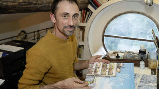 Michaël Crosa, 38 ans, partage son temps entre son métier d’auteur et d’illustrateur, et ses activités agricoles. Michaël Crosa, 38 ans, partage son temps entre son métier d’auteur et d’illustrateur, et ses activités agricoles.