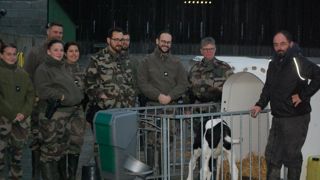 Christophe Heurtaux a sensibilisé huit gendarmes volontaires aux spécificités de la manipulation des veaux. Christophe Heurtaux a sensibilisé huit gendarmes volontaires aux spécificités de la manipulation des veaux.