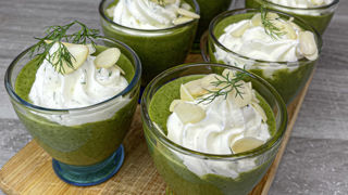 Velouté de mâche et de chantilly de chèvre en verrine. Velouté de mâche et de chantilly de chèvre en verrine.
