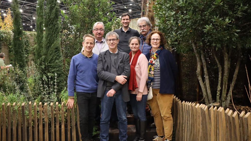 Notre équipe prend ici la pose dans l'espace du Carré des Jardiniers au salon Paysalia (décembre 2023).