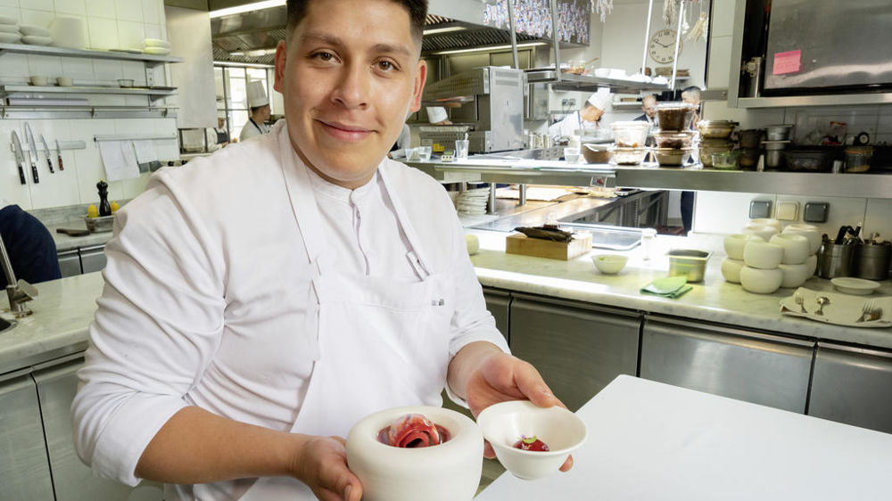 Le Bolivien Cristhian Ohnet, pâtissier de La Mirande, hôtel luxe 5 étoiles d'Avignon.