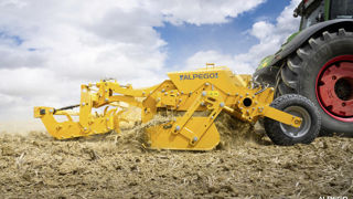 Le décompacteur Skat Max d'Alpego se décline dans deux modèles de 5 et 6 mètres. Le décompacteur Skat Max d'Alpego se décline dans deux modèles de 5 et 6 mètres.