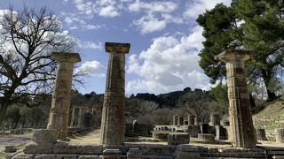 Le site d’Olympie a été le témoin des Jeux olympiques antiques de 776 av. J.-C à 393 ap. J.-C. C’est encore le lieu où la flamme olympique est allumée tous les deux ans. Le site d’Olympie a été le témoin des Jeux olympiques antiques de 776 av. J.-C à 393 ap. J.-C. C’est encore le lieu où la flamme olympique est allumée tous les deux ans.