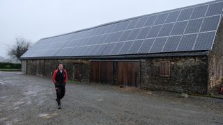 180 m2 de panneaux photovoltaïques ont été installés en 2017 sur cette toiture rénovée en bacs acier. Ils produisent 30 000 kWh par an dont 18 000 sont autoconsommés.