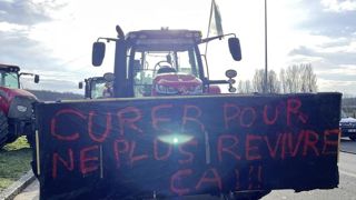 Une soixantaine de tracteurs se sont mobilisés pour réclamer un curage des fleuves dans le Nord-Pas-de-Calais, après les inondations de novembre 2023 et janvier 2024. Une soixantaine de tracteurs se sont mobilisés pour réclamer un curage des fleuves dans le Nord-Pas-de-Calais, après les inondations de novembre 2023 et janvier 2024.