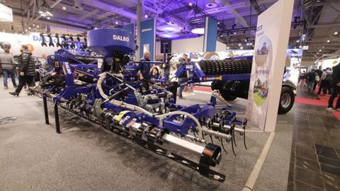 Dalbo présente un régénérateur de prairie baptisé Multistriegel.