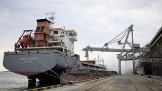 Six organisations européennes proposent de limiter les importations de produits agricoles ukrainiens dans l'Union européenne et de rétablir les ports de la mer Noire comme point de départ des exportations d'Ukraine. Six organisations européennes proposent de limiter les importations de produits agricoles ukrainiens dans l'Union européenne et de rétablir les ports de la mer Noire comme point de départ des exportations d'Ukraine.