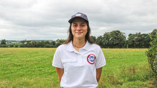 Chaque jeune reçoit un paquetage avec une tenue de cérémonie (portée ici par Coline Derouéné) et une tenue de sport. Chaque jeune reçoit un paquetage avec une tenue de cérémonie (portée ici par Coline Derouéné) et une tenue de sport.
