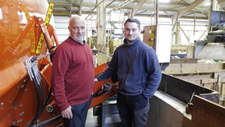 « Grâce à la mélangeuse, nous avons gagné une demi-heure par jour et surtout réduit la pénibilité du travail », estime Daniel Constatin, accompagné de son fils Yvan.