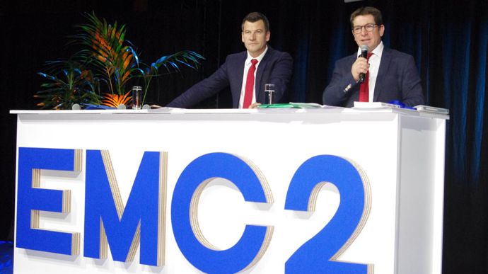 « Nous allons devenir le premier concessionnaire Case IH de France, présent via 21 bases, de la frontière du Luxembourg jusqu’à Lyon », précisait Bruno Didier (à dr.), président d’EMC2, au côté du DG, Arnaud De Maret, lors de l’assemblée générale du groupe, vendredi 12 janvier, à Verdun (Meuse).